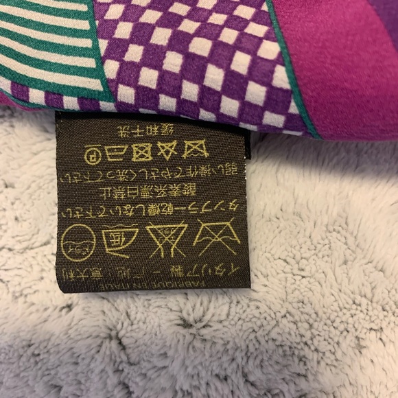 LOUIS VUITTON
Bandeau Silk Scarf 🧣 - Picture 4 of 4